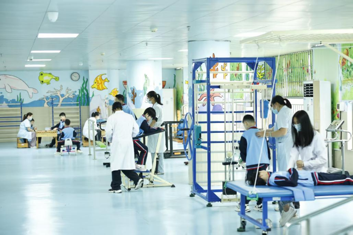 正在进行康复训练的孩子们