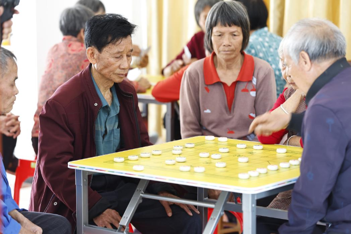 正在下棋的老人家