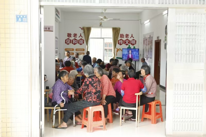 老人们闲话家常