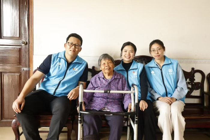 志愿者们进行上门服务