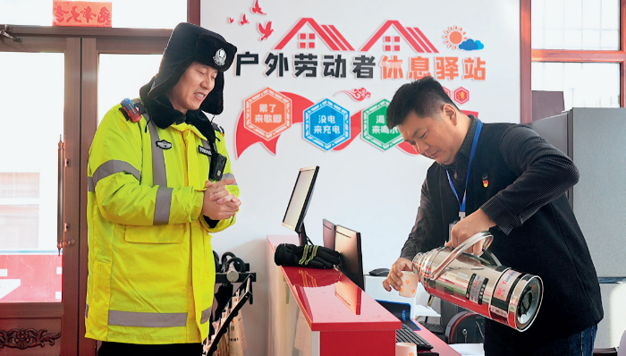 在双鸭山市，“爱的小屋”为交通警察等户外工作者提供休息、饮水等服务。