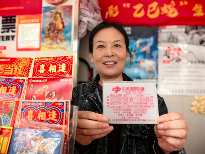 李绍芬大方展示为彩友定制的彩票收纳夹