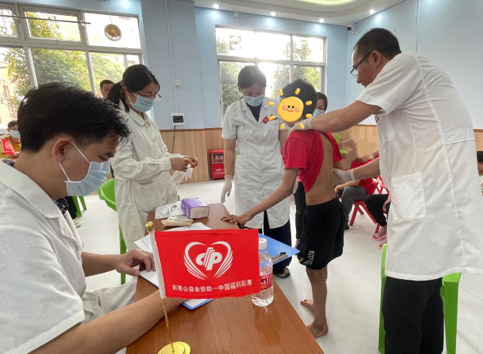 医疗专家在江门市社会福利院开展矫形诊断