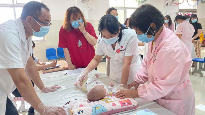 医疗专家在吴川市福利院进行康复诊断