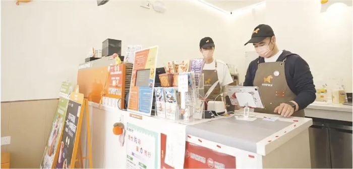 90后小伙王烁（右）通过福利彩票找到人生新赛道