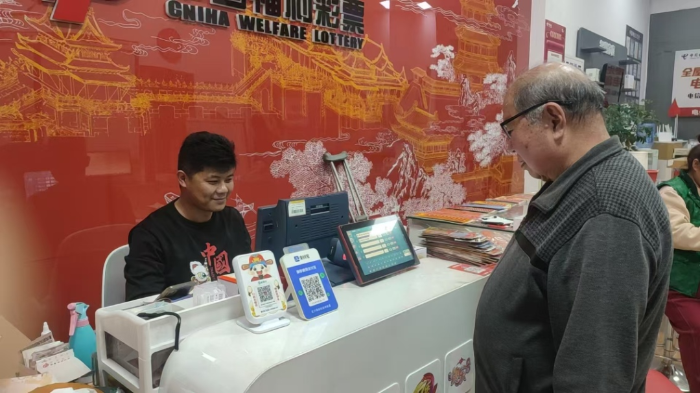 郝贵超为购彩者服务