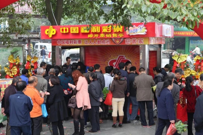 彩民踊跃购彩奉献爱心 彩民踊跃购彩奉献爱心