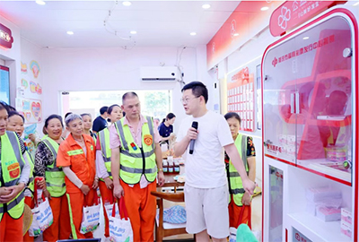 40℃高温来袭，爱心投注站邀请环卫工人进屋歇歇凉、喝喝水……