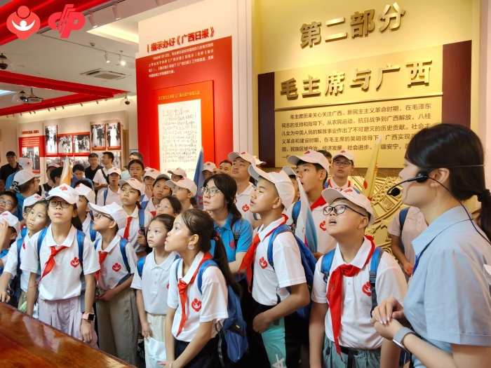 孩子们参观毛主席接见广西各族人民纪念馆