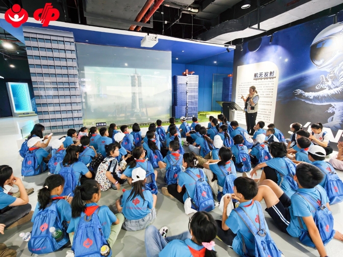 孩子们认真聆听中国航天科普知识