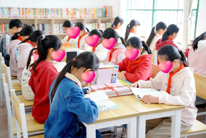 2024年受助学校——梧州新地回龙小学的同学们在粉刷一新的爱心图书室里阅读