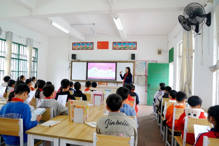 梧州市融媒体中心小记者联盟的记者为同学们上了一堂《阅读伴成长》读书写作指导课