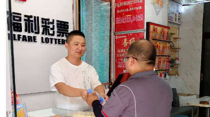 漳平街头的“爱心补给站”——福彩代销者刘斌键的公益初心