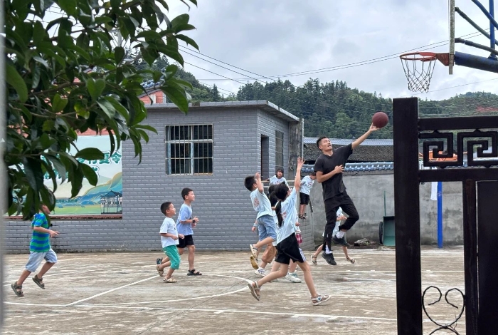 逐光而行 点亮童梦——“福泽潇湘·精彩童年”乡村夏令营的公益“心”故事