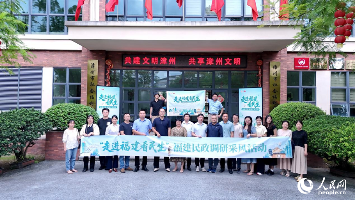 采风团合影留念。人民网记者 李昌乾摄