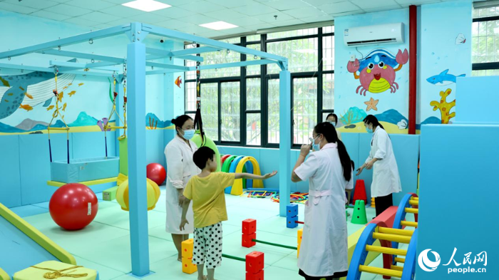 部分儿童开展康复训练。人民网记者 李昌乾摄