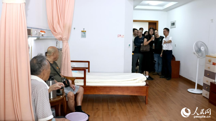 采风团实地感受老年养护区的居住环境。人民网记者 李昌乾摄