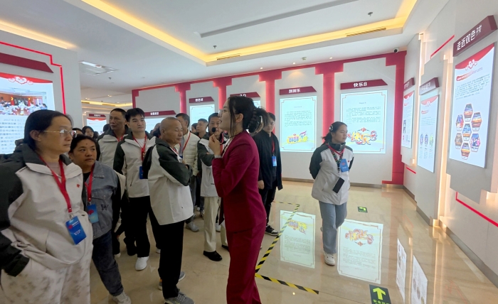 工作人员向观摩团成员介绍福彩发展历程 工作人员向观摩团成员介绍福彩发展历程