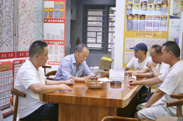 石元城(左一)与购彩者交流购彩心得 石元城(左一)与购彩者交流购彩心得