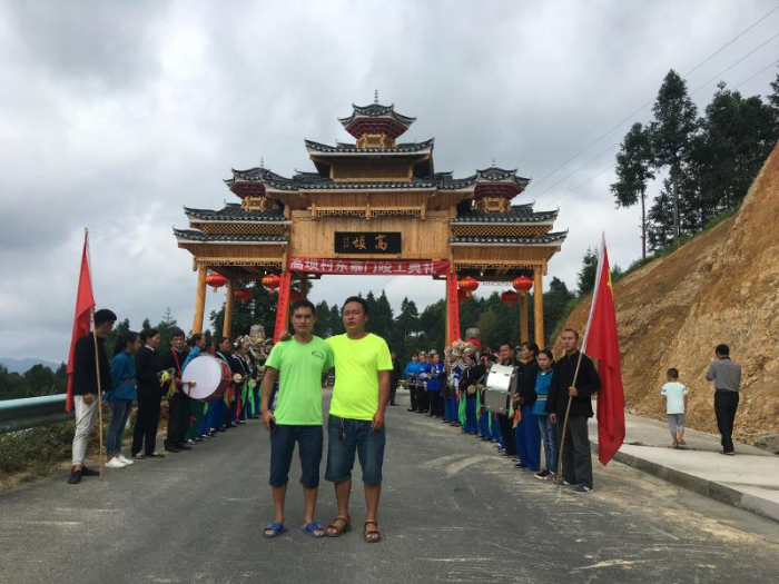 石元城为家乡筹建的门楼落成 石元城为家乡筹建的门楼落成