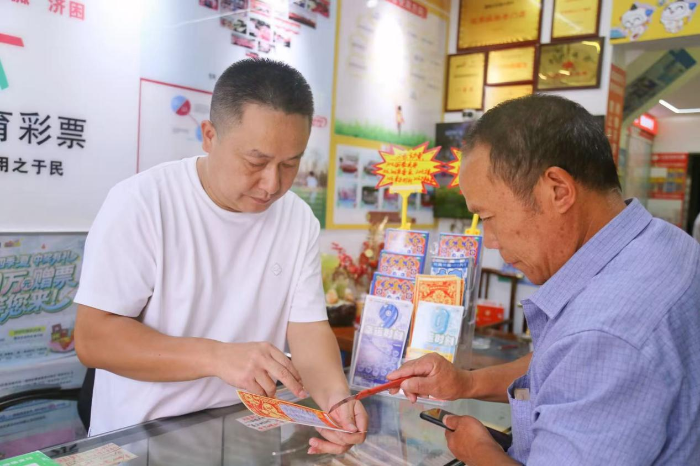 石元城耐心地给顾客讲解彩票玩法 石元城耐心地给顾客讲解彩票玩法