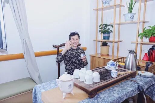 在烟台市芝罘区毓璜顶街道文化苑社区宝云养老服务中心，老人在茶室品茶。