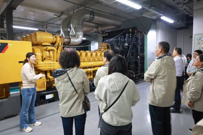 图为河北见证团成员参观柴油发电机组 伊新华摄