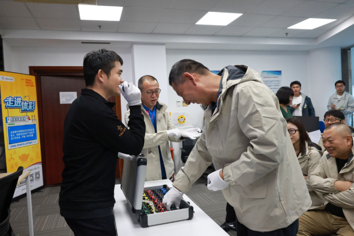 图为河北见证团成员触摸试机球 伊新华摄