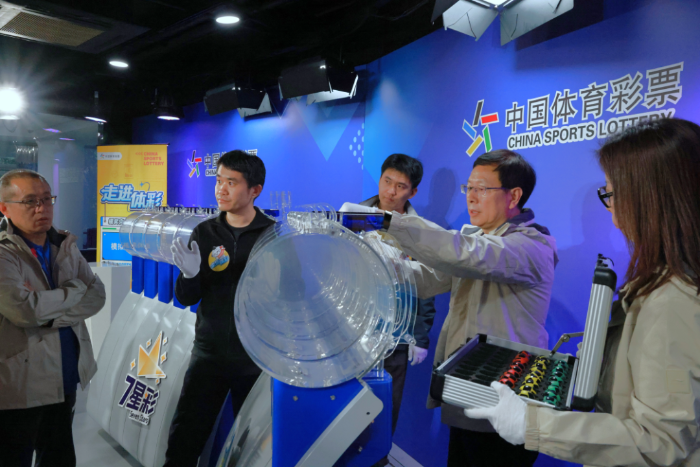 图为河北见证团成员装填试机球 伊新华摄