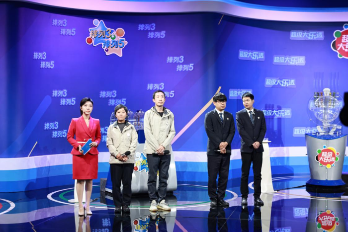 图为李瀛（左二）和安鹏（左三）登台参与彩票摇奖