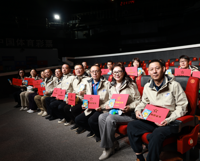 图为河北见证团成员在开奖演播大厅合影留念