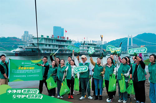 2024年10月,重庆市福利彩票发行中心在江津区长江上游江边开展净岸志愿行动。图为志愿者参加志愿行动时的情景。 2024年10月,重庆市福利彩票发行中心在江津区长江上游江边开展净岸志愿行动。图为志愿者参加志愿行动时的情景。