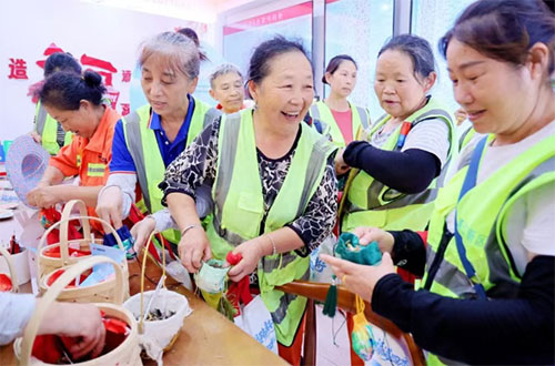 2025年7月17日上午,重庆福利彩票发行中心在位于狮子坪的福彩公益驿站举办的“福满四季·益路同行”夏日送清凉活动。 2025年7月17日上午,重庆福利彩票发行中心在位于狮子坪的福彩公益驿站举办的“福满四季·益路同行”夏日送清凉活动。