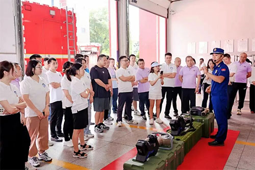 2025年6月23日,重庆市福彩中心组织员工代表前往两江新区消防救援支队大竹林特勤站,开展消防应急演练活动。 2025年6月23日,重庆市福彩中心组织员工代表前往两江新区消防救援支队大竹林特勤站,开展消防应急演练活动。