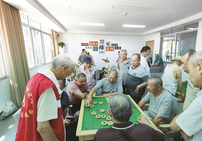 营前社区的老人尽享棋乐。