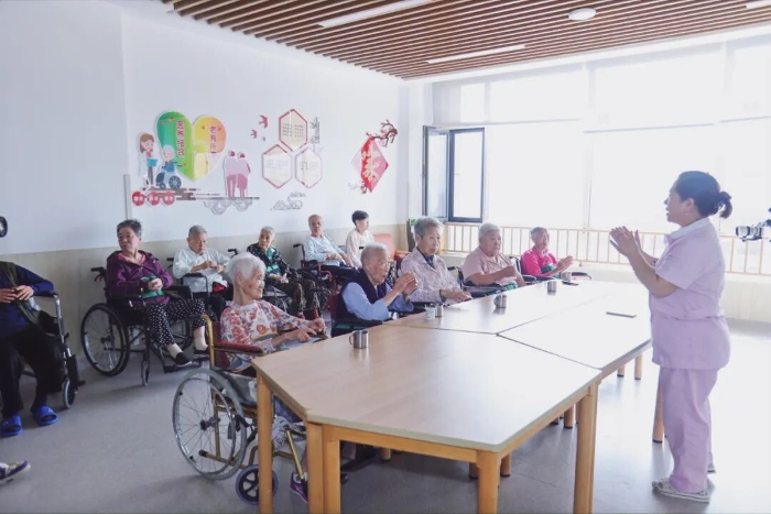 威海市社会福利中心通过手工课程，锻炼老人动手能力