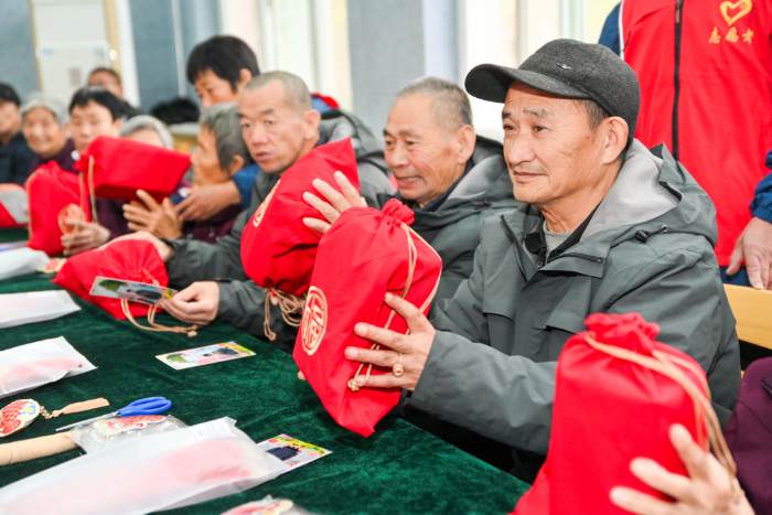 老人们收到了暖心礼物 老人们收到了暖心礼物