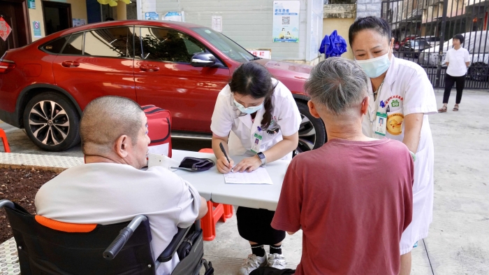 医务人员志愿者为老人们做健康检查 医务人员志愿者为老人们做健康检查