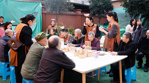 手工养生茶制作区气氛热烈。重庆福彩供图 第1眼TV-华龙网发