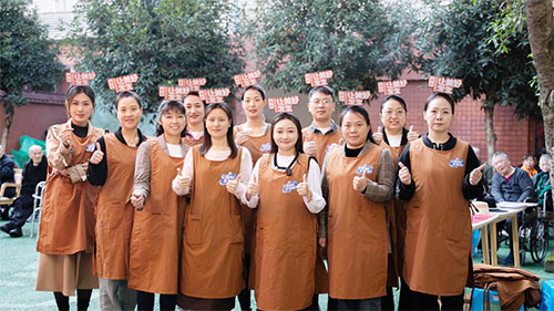 站点业主合影。重庆福彩供图 第1眼TV-华龙网发