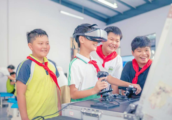 孩子们在体验“小小航空工程师”课堂 孩子们在体验“小小航空工程师”课堂