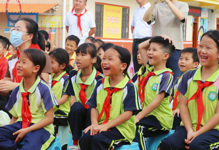 孩子们在惊叹“科技秀”的神奇 孩子们在惊叹“科技秀”的神奇