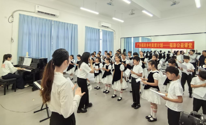 专家在指导合唱社团排练 专家在指导合唱社团排练