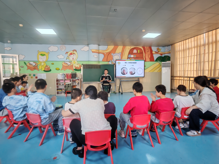 阳江市社会福利院非洲鼓社团孩子们在老师指导下练习鼓点 阳江市社会福利院非洲鼓社团孩子们在老师指导下练习鼓点