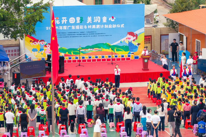 学生们在操场上奏唱队歌 学生们在操场上奏唱队歌