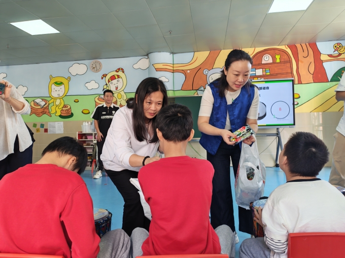 福彩中心工作人员为孩子送上小礼物 福彩中心工作人员为孩子送上小礼物