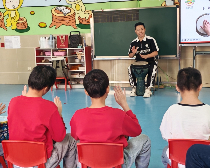 音乐老师在给孩子们上课 音乐老师在给孩子们上课