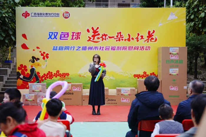 歌手为孩子们演唱《沿路生花》、《但愿你被这个宇宙爱着》等歌曲 歌手为孩子们演唱《沿路生花》、《但愿你被这个宇宙爱着》等歌曲