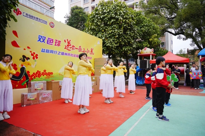小一又友在台上饰演手语舞《翌日会更好》 小一又友在台上饰演手语舞《翌日会更好》