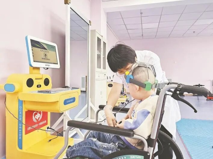 黄石市儿童福利院康复师利用经颅磁刺激仪为儿童做康复治疗。 黄石市儿童福利院康复师利用经颅磁刺激仪为儿童做康复治疗。